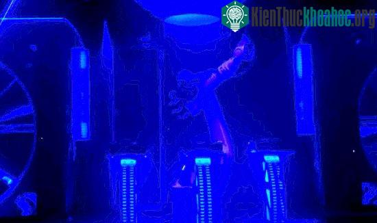 DJ KUKA có thể lắc lư và khuấy động mọi người bên dưới theo nhịp điệu bài hát.