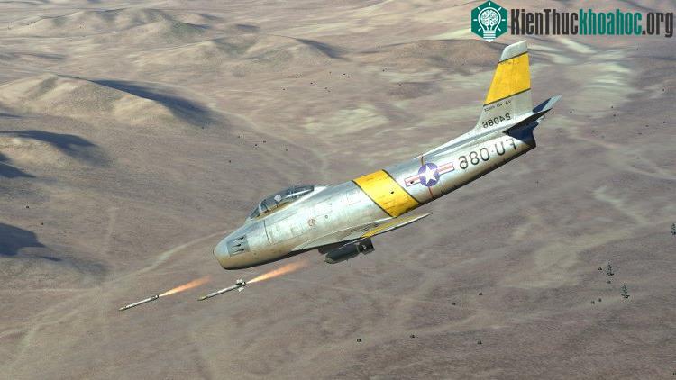 Một tiêm kích F-86D phóng rocket. (Ảnh: Aviationist).