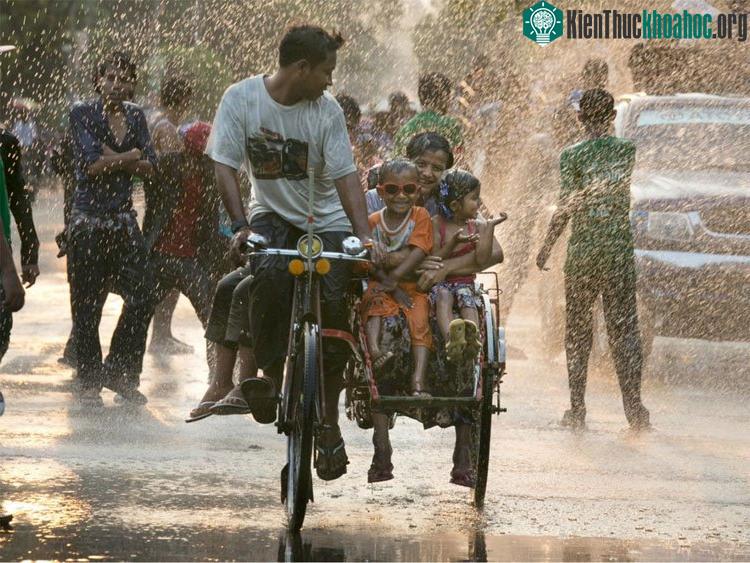 Người dân Myanmar đón năm mới bằng lễ hội nước Thingyan