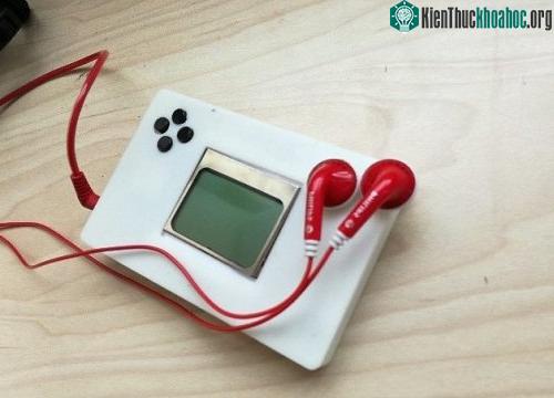 Thiết bị audio do nhóm thiết kế. Ngoài ra, người dùng có thể tải ứng dụng trên điện thoại thông minh để sử dụng hệ thống này. (Ảnh: NVCC.)