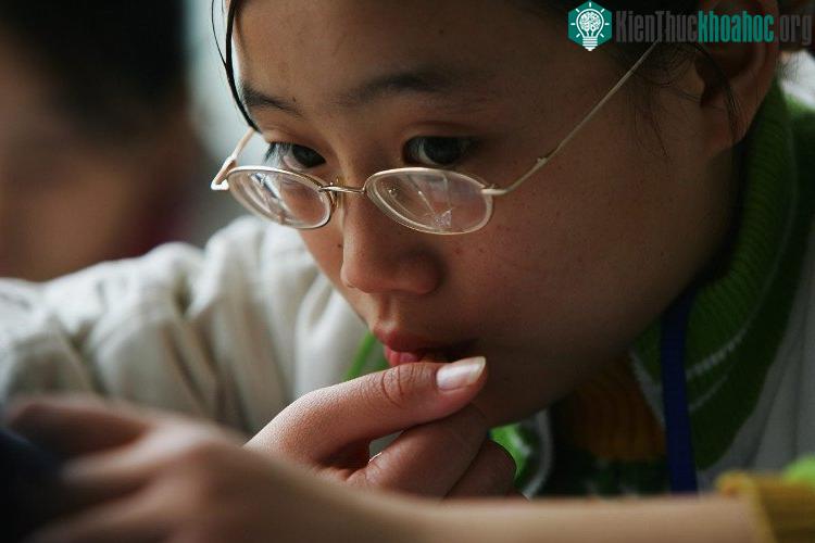 Việc ngồi lì trong nhà và ít ra ngoài vận động góp phần không nhỏ vào việc gia tăng tỉ lệ cận thị.