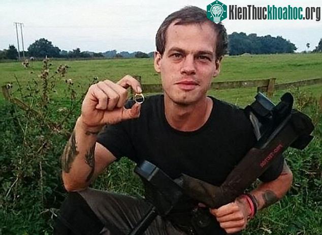 Tài xế Adam Day khi phát hiện ra chiếc nhẫn. (Ảnh: Daily Mail).