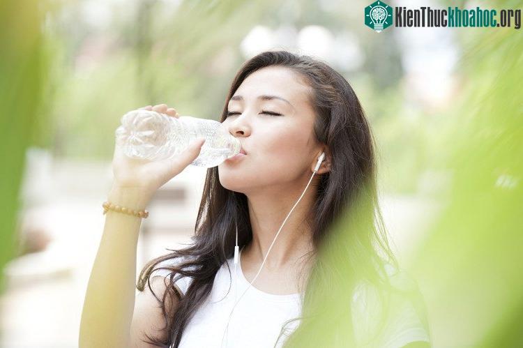 Thời điểm uống nước tốt nhất là 30 phút sau bữa ăn.
