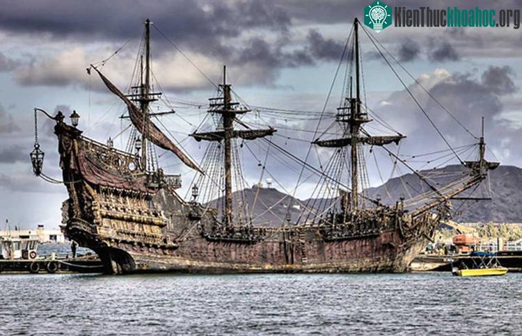 Phác họa con tàu Queen Anne's Revenge huyền thoại.
