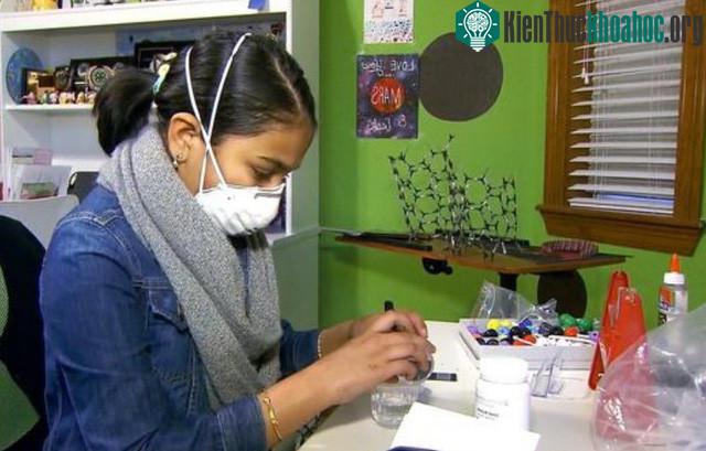 Gitanjali Rao đang thử thiết bị của mình - (Ảnh: CBS).