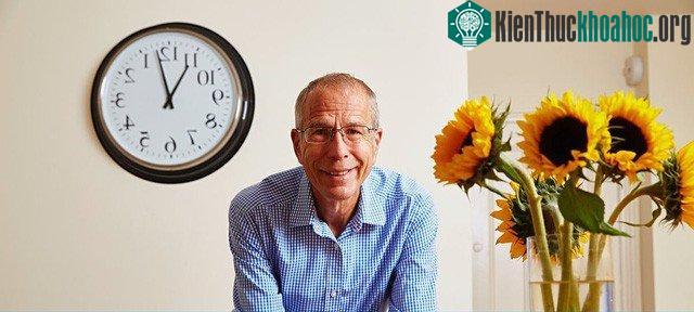 Giáo sư Paul Kelley, người từng có nghiên cứu gây tranh cãi đăng tải trên The Guardian vì ông cho rằng dậy muộn mới là cách để thế giới này tốt đẹp hơn.