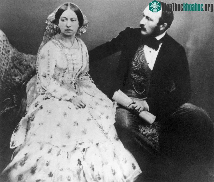 Nữ hoàng Victoria mặc váy cưới màu trắng trong đám cưới với Hoàng tử Albert.