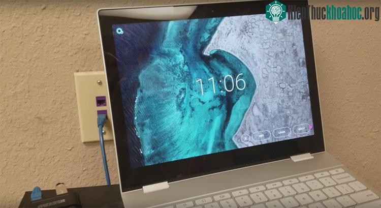 Khi khởi động, người dùng sẽ thấy màn hình khóa tương tự Android