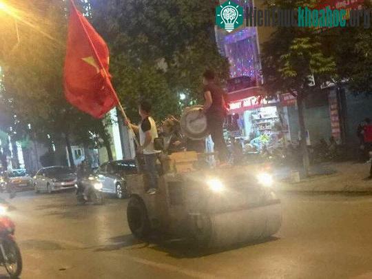 Dùng cả xe lu để ăn mừng