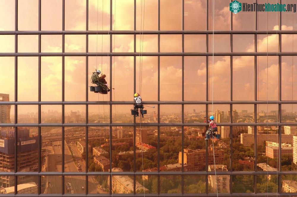 Công nhân lau cửa kính bên ngoài tòa nhà nhà Mercury Tower ở thành phố Moscow, Nga.