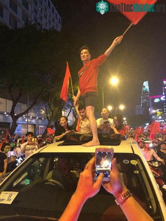 Mr Đàm hòa cùng dòng người ăn mừng U23 Việt Nam.