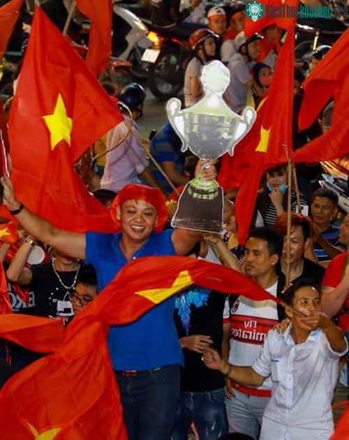 Trong nỗi tận cùng phấn khích.