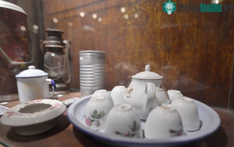 Bộ ấm chén, đèn pin và một số thiết bị dùng hàng ngày tại hầm chỉ huy tác chiến T1.