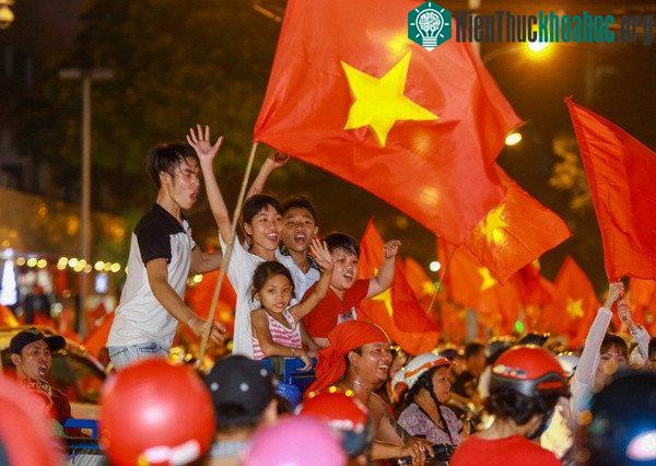 Những đứa trẻ theo gia đình đi