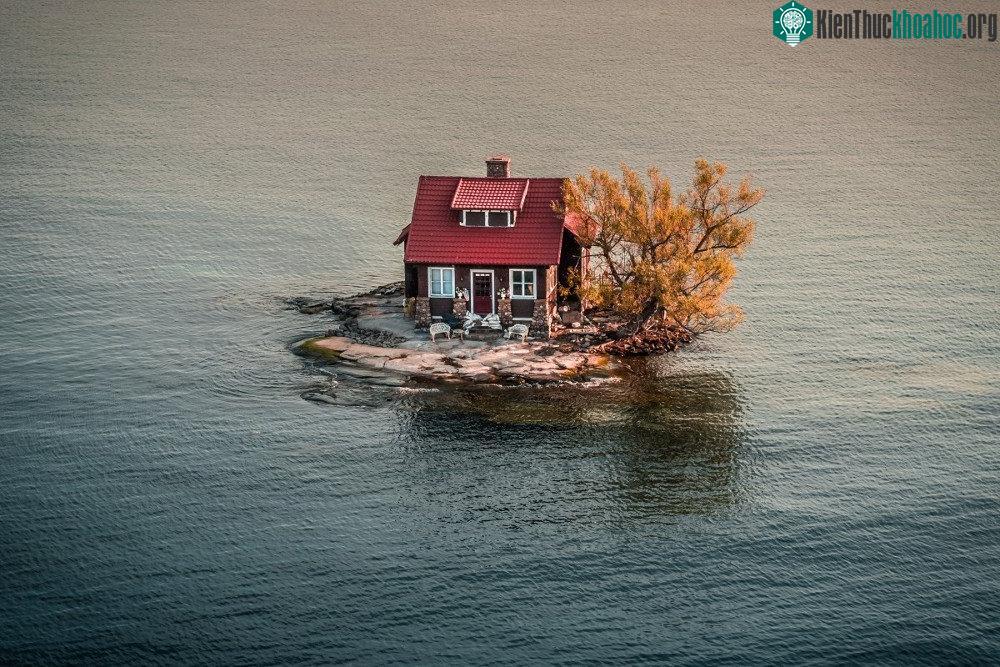 Ngôi nhà được xây dựng trên hòn đảo nhỏ tại vịnh Alexandria nằm giữa New York và Canada.