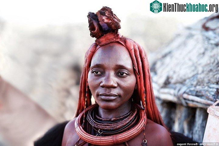 Phụ nữ Himba không tắm, thay vào đó, họ làm sạch cơ thể với cây thơm và các loại nhựa cây.