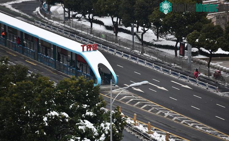 Nhà chờ tuyến BRT nóc vẫn trắng xóa sau khi tuyết ngừng rơi.