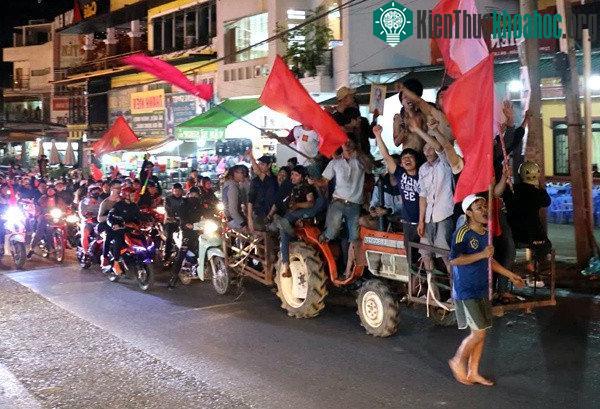 Người dân Đà Lạt đi máy cày cổ vũ.