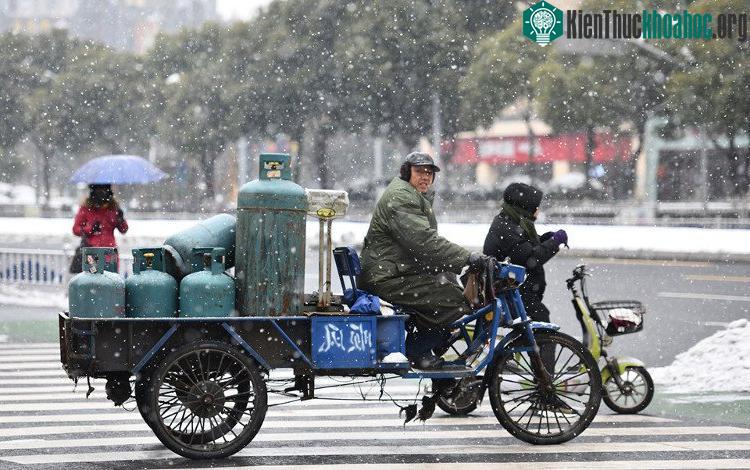 Nhiều người dân lao động vẫn phải làm việc trong điều kiện thời tiết khắc nghiệt.