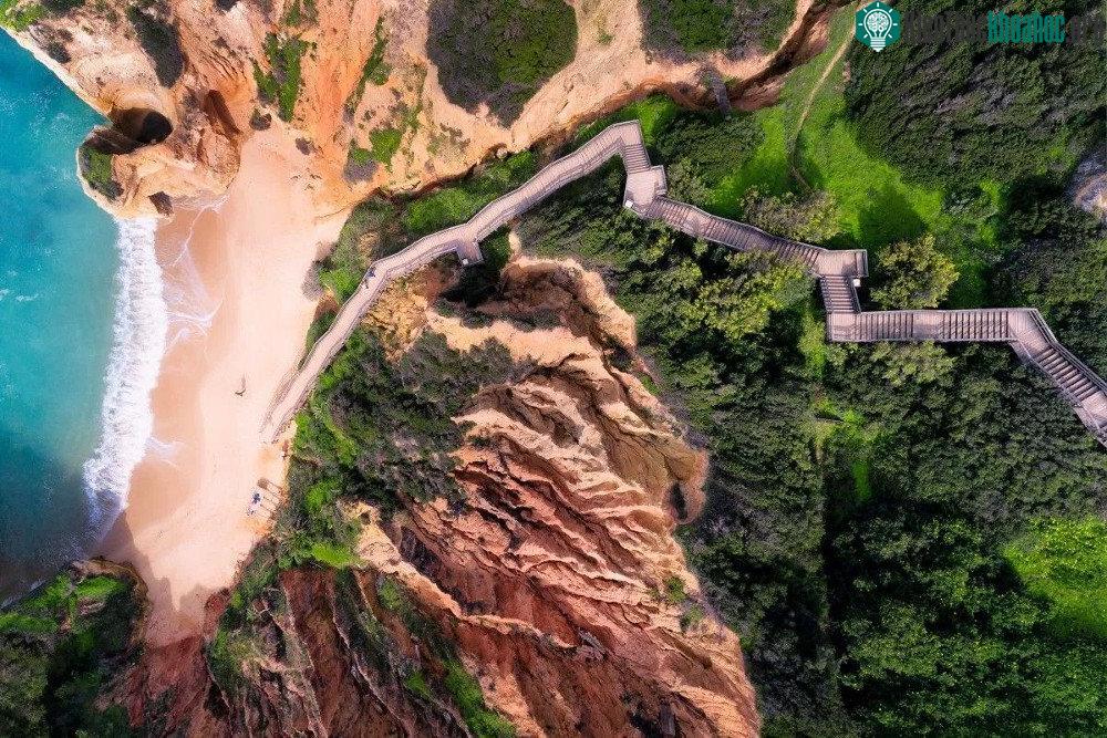 Lối cầu thang dài dẫn tới một trong những bãi biển đẹp nhất ở Algarve, Bồ Đào Nha.