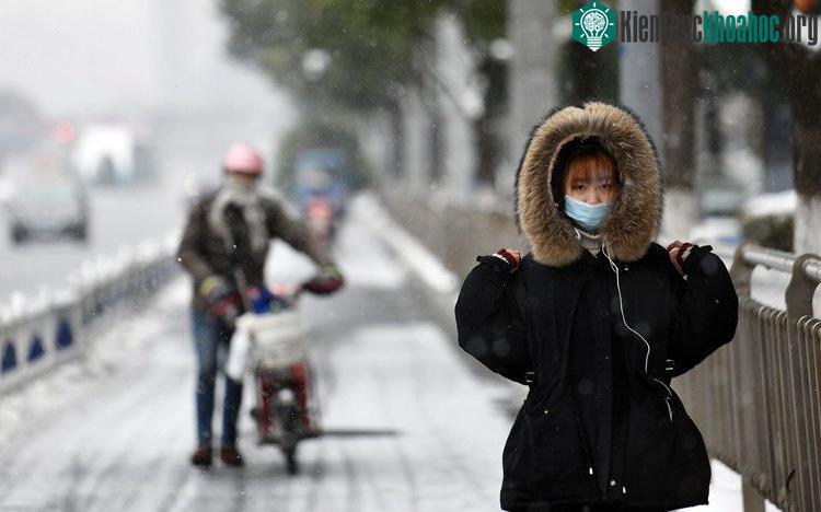 Người lưu thông trên những chiếc xe điện nhẹ dễ bị trơn ngã phải xuống dắt bộ.