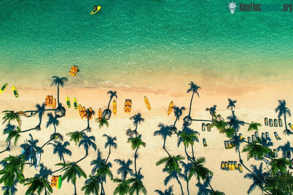 Bãi biển đảo nhiệt đới ở Punta Cana, Dominica.