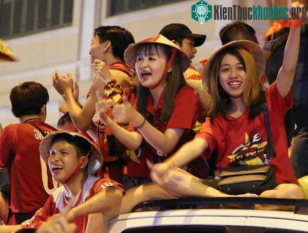 Sự náo nhiệt càng tăng thêm khi nhưng chiếc xe ô tô chở đầy người hò reo ăn mừng trên nóc xe.
