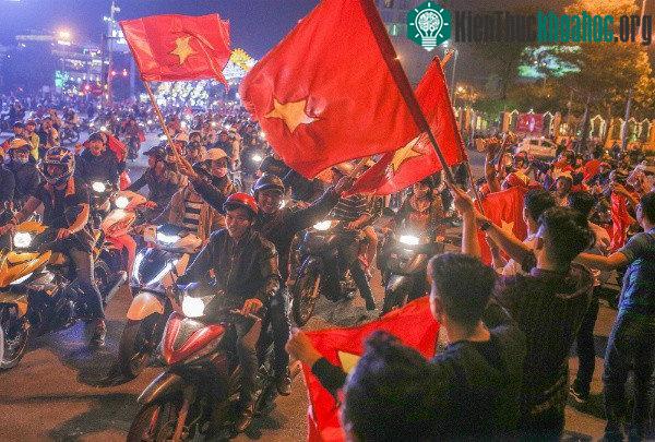 Người hâm mộ Đà Nẵng mang theo cup đến đầu cầu Rồng hô vang