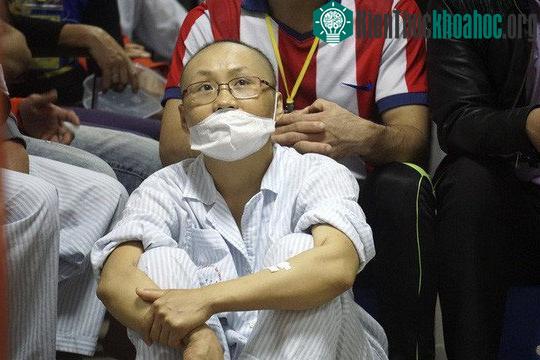 Bệnh nhân ung thư xem U23 trong bệnh viện