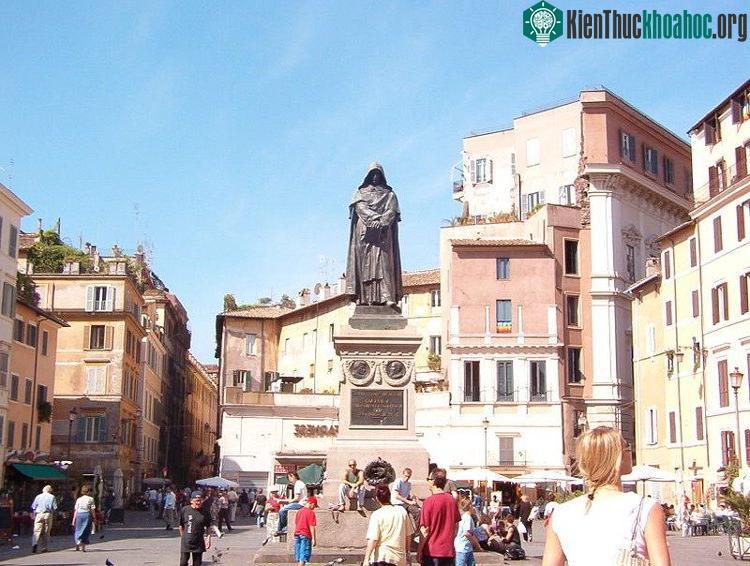 Bức tượng Giordano Bruno tại quảng trường Campo dei Fiore, Roma.