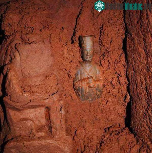 Bức tượng bằng bạc trước cánh cửa.