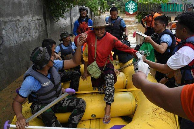 Lực lượng cứu hộ di tản người dân ở thành phố Cagayan de Oro - (Ảnh: Reuters).