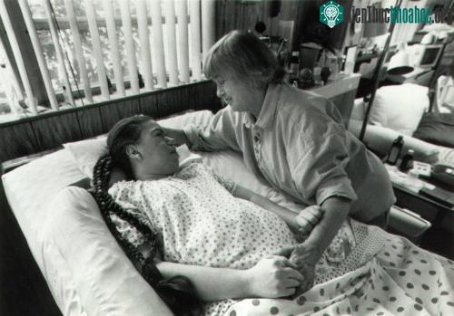 Kathryn túc trực bên con gái. (Ảnh: CNN).