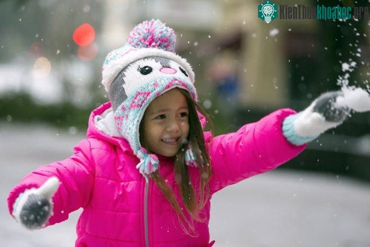 Tại thành phố Savannah, lần đầu tiên trong gần 8 năm, tuyết phủ lên những khu phố trung tâm và đóng tảng trên những nhánh cây sồi.