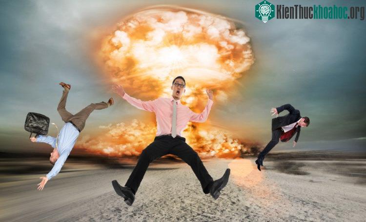 Một vụ nổ chắc chắn là cực kỳ nguy hiểm, nên sẽ không có chuyện bạn bình an bước đi như trong phim đâu.