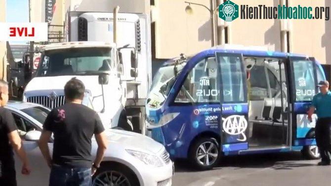 Xe tự lái chỉ mới ngày đầu ra đường đã gặp tai nạn