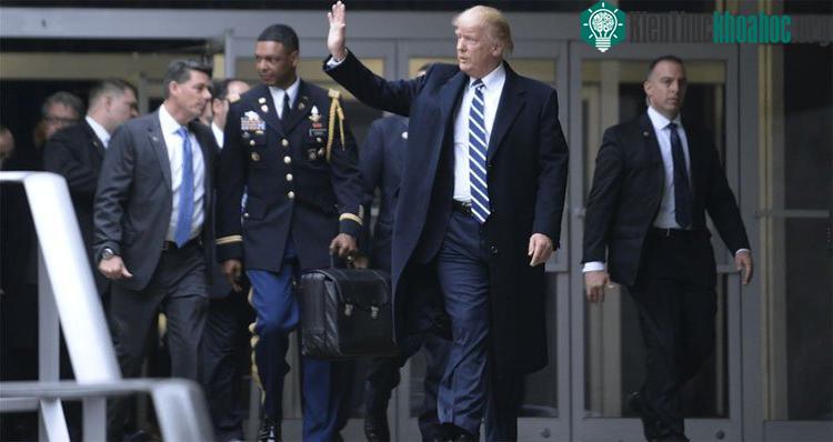 Tổng thống Mỹ Trump luôn di chuyển cùng chiếc cặp hạt nhân.