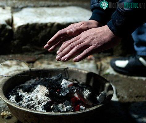 Không nên hơ bàn tay lạnh cóng về phía lò sưởi hoặc ngâm tay vào trong nước nóng.