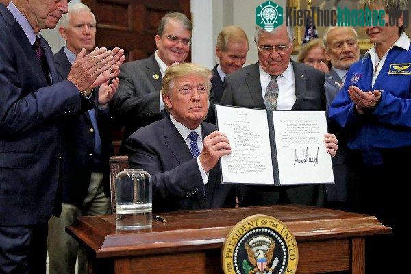 Ảnh Getty: Tổng thống Donald Trump trong buổi lễ ký sắc lệnh đưa Mỹ trở lại mặt trăng. Thứ hai từ phải qua: Buzz Aldrin, Jack Schmitt