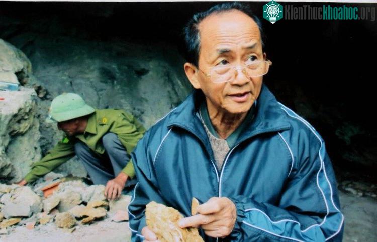 PGS.TS. Nguyễn Lân Cường với mảnh xương đã hoá thạch.