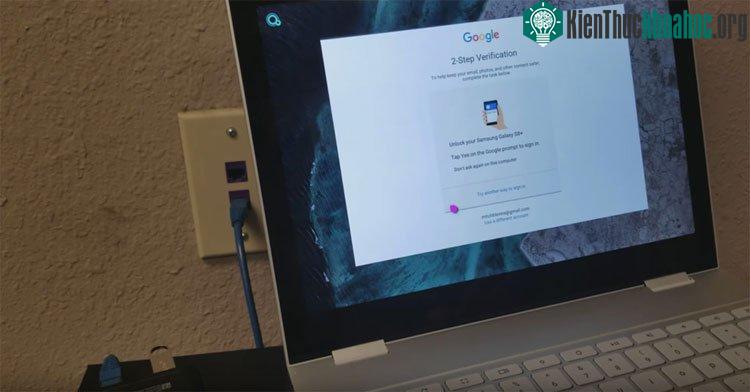 Khi đăng nhập vào hệ điều hành, Google sẽ chạy một số thủ tục thông thường