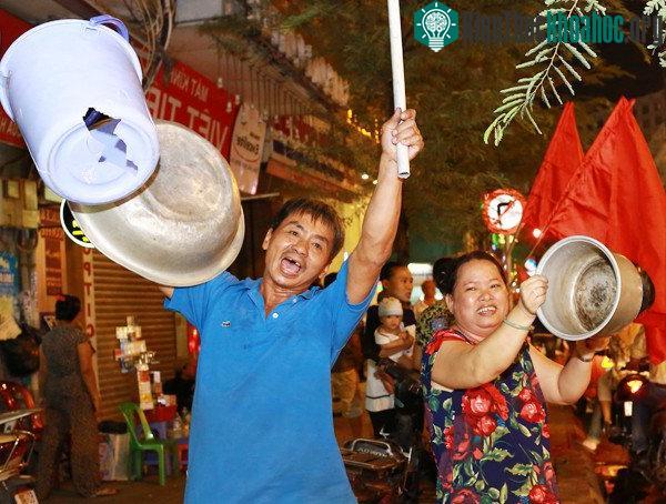 Người dân mang xô, chậu ra gõ mừng U23 Việt Nam.