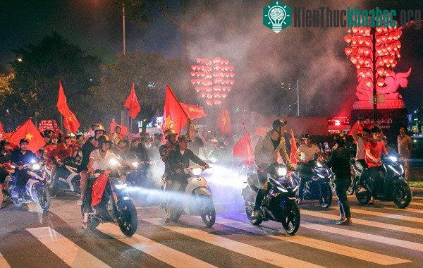 Cổ động viên Đà Nẵng diễu hành trên phố.