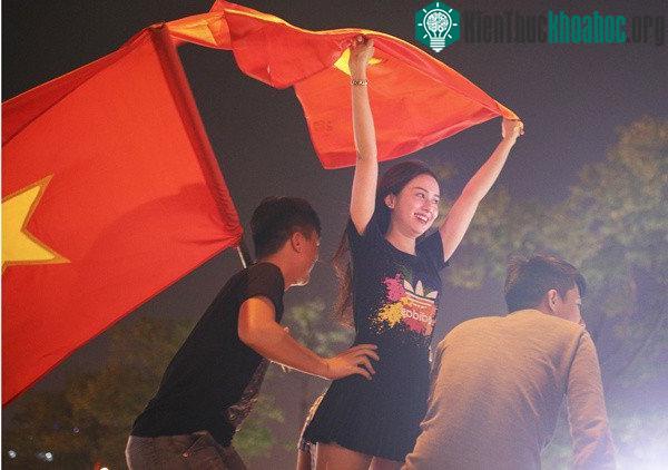 Nhiều thanh niên Đà Nẵng đứng trên nóc ôtô reo hò