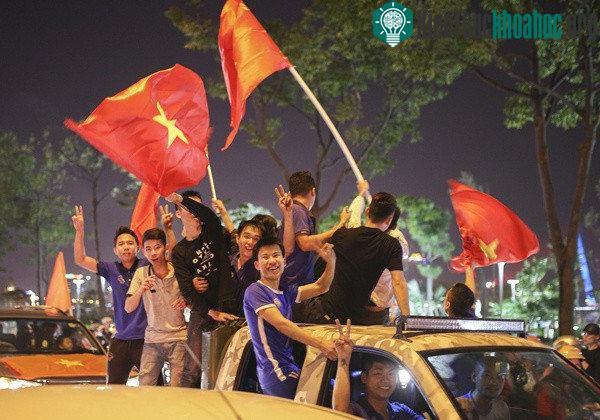 Đoàn xe cổ động viên reo hò trong dòng xe cộ tắc nghẽn.