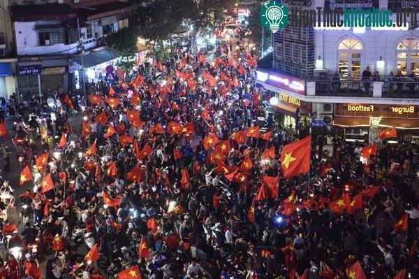 Quảng trường Đông Kinh Nghĩa Thục tắc nghẽn.