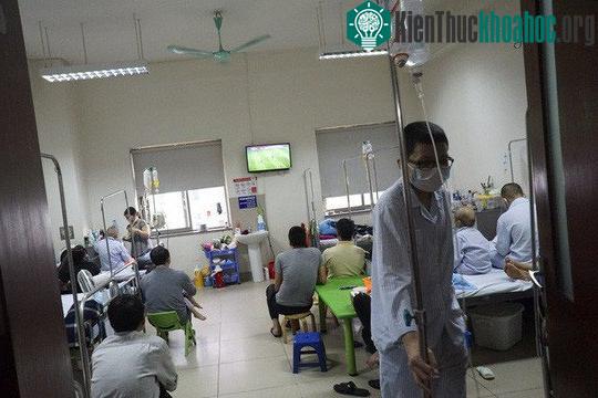 Bác sĩ và bệnh nhân cùng xem bóng đá.