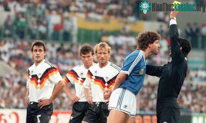 Trọng tài và trợ lý trọng tài phải trải qua kỳ kiểm tra thể lực của FIFA liên tục.