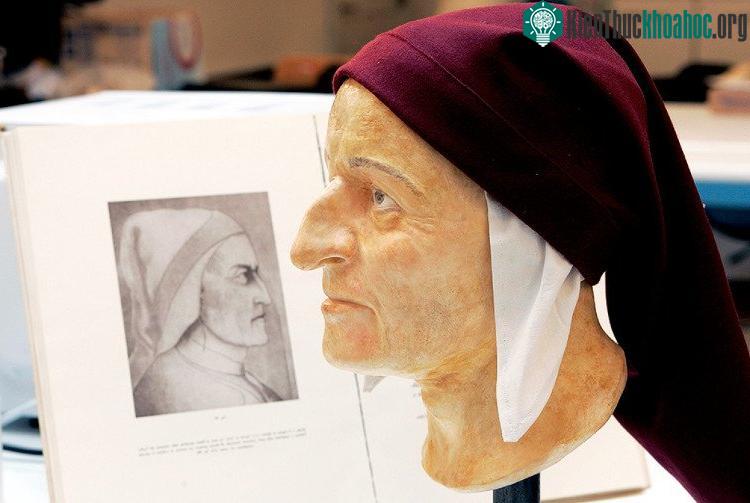 Dante Alighieri (1265-1321) là một thiên tài, một nhà thơ lớn, nhà thần học người Italia.