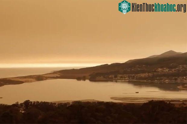 Bầu trời chuyển màu cam ở bang California, Mỹ.